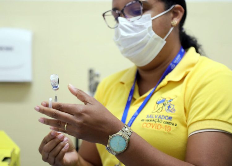 Prevenção: SMS intensifica vacina contra Covid-19 para quem vai curtir o Carnaval