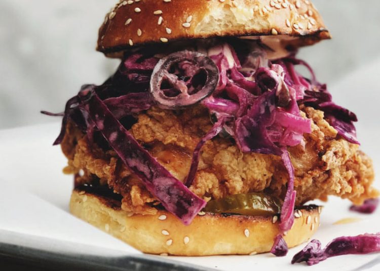 Cuidados com alimentos na praia para evitar riscos à saúde