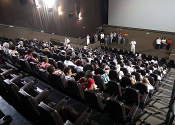 Secretaria Municipal promove sessão de cinema para idosos em shopping de Salvador