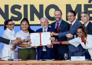 Projeção de futuro: Programa Pé-de-Meia dará R$ 2 mil por ano a alunos de baixa renda do ensino médio