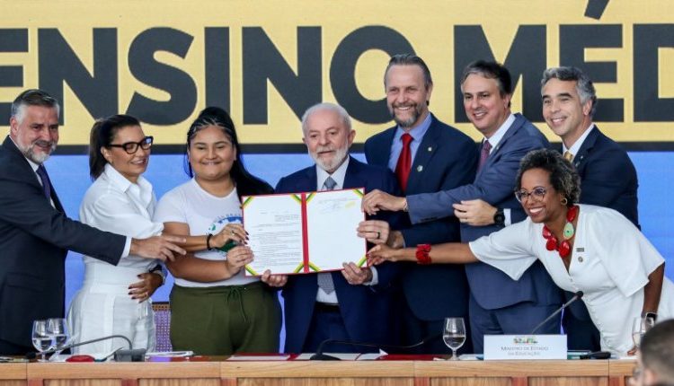 Projeção de futuro: Programa Pé-de-Meia dará R$ 2 mil por ano a alunos de baixa renda do ensino médio