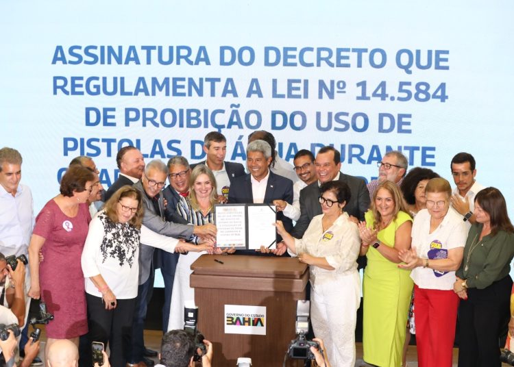 Governo Estadual sanciona Lei nº 14.584 que proíbe pistolas de água no Carnaval e em festas populares