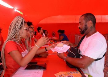 Kits para ambulantes credenciados são entregues pela Prefeitura