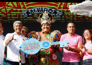 Carnaval: Bruno Reis entrega chave da cidade ao Rei Momo