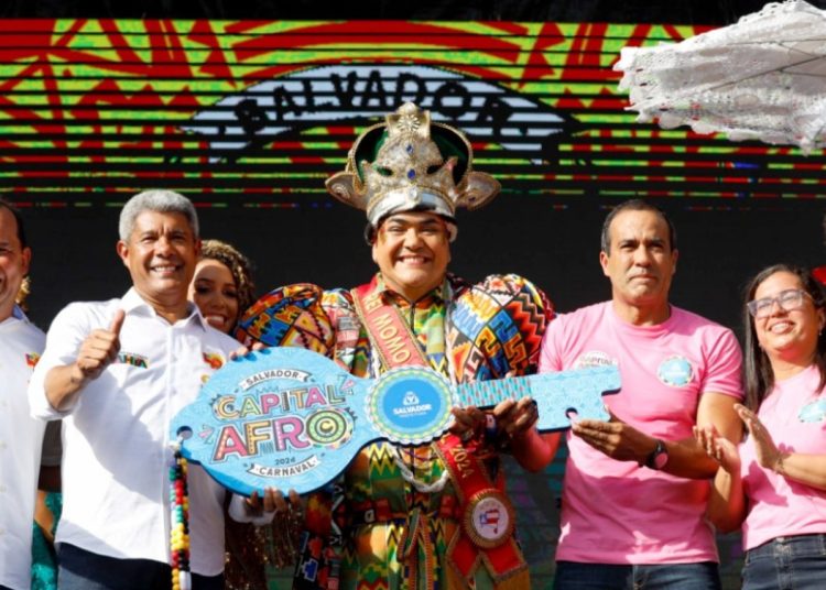 Carnaval: Bruno Reis entrega chave da cidade ao Rei Momo