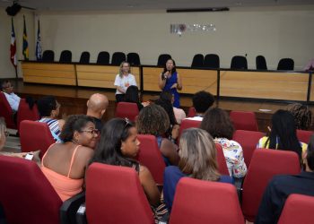 Profissionais que vão atuar com crianças e adolescentes no Carnaval são capacitados