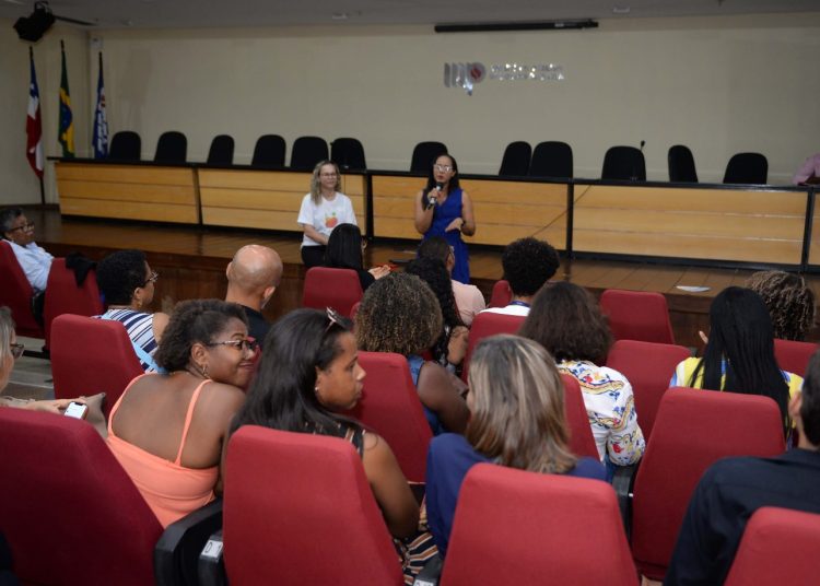 Profissionais que vão atuar com crianças e adolescentes no Carnaval são capacitados