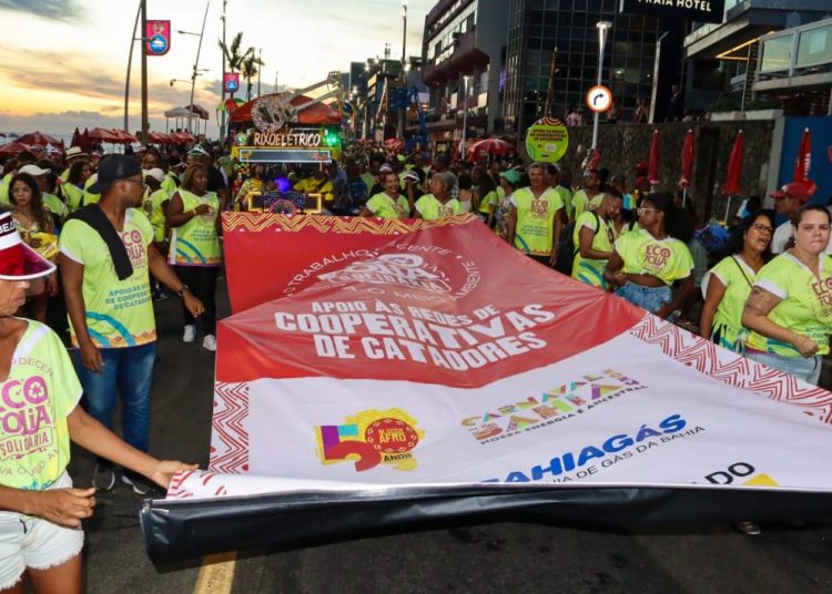 EcoFolia Solidária desfila com mensagens de apoio aos catadores de material reciclável