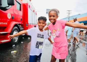 Carnaval: São disponibilizados carros-pipas para amenizar o calor nos blocos infantis