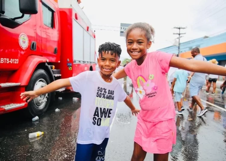Carnaval: São disponibilizados carros-pipas para amenizar o calor nos blocos infantis