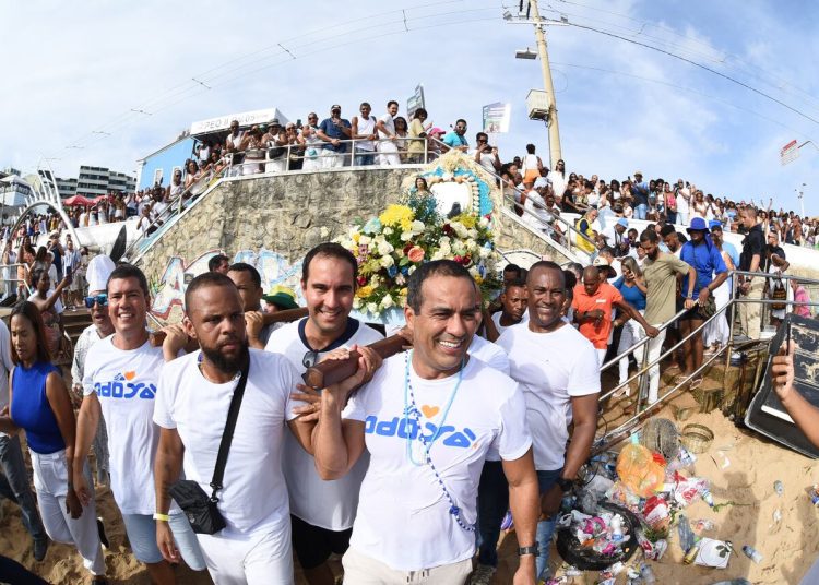 Dia da Rainha: Iemanjá é reverenciada por multidão que lota as ruas do Rio Vermelho