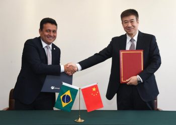 Brasil e China formalizam cooperação no setor de aviação civil