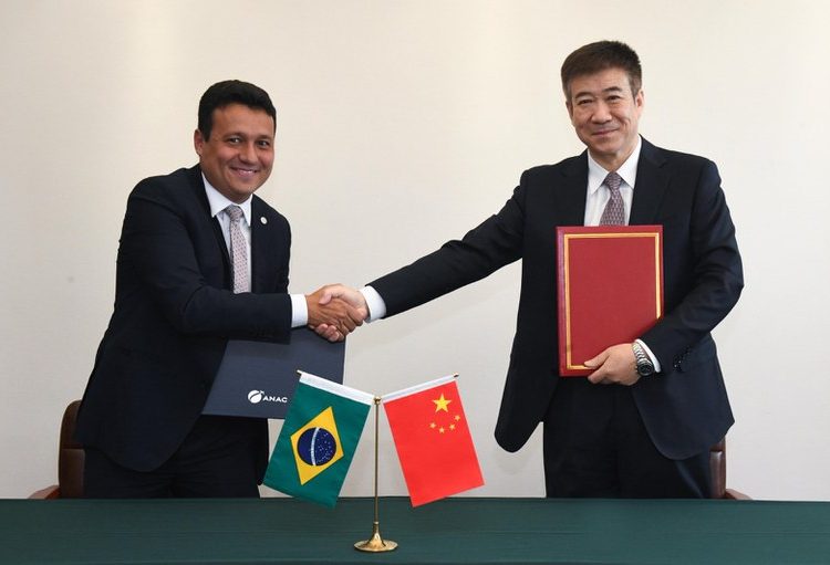 Brasil e China formalizam cooperação no setor de aviação civil