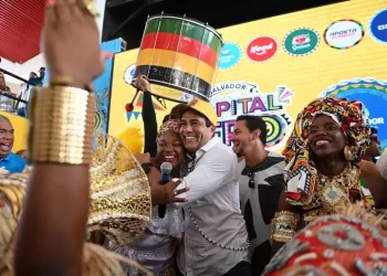 Artistas da música negra recebem homenagem em palco Salvador Capital Afro