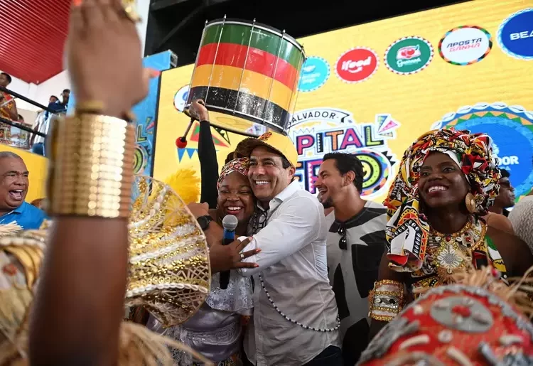 Artistas da música negra recebem homenagem em palco Salvador Capital Afro