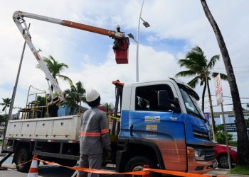 Zeladoria da iluminação na orla de Salvador inclui retirada de fiações expostas