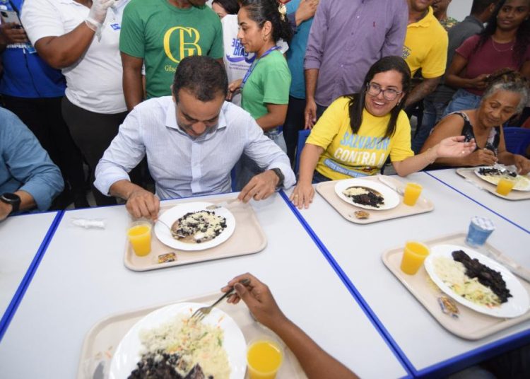 Comemoração: pelos 475 anos de Salvador, Prefeitura abre terceiro Restaurante Popular em Águas Claras