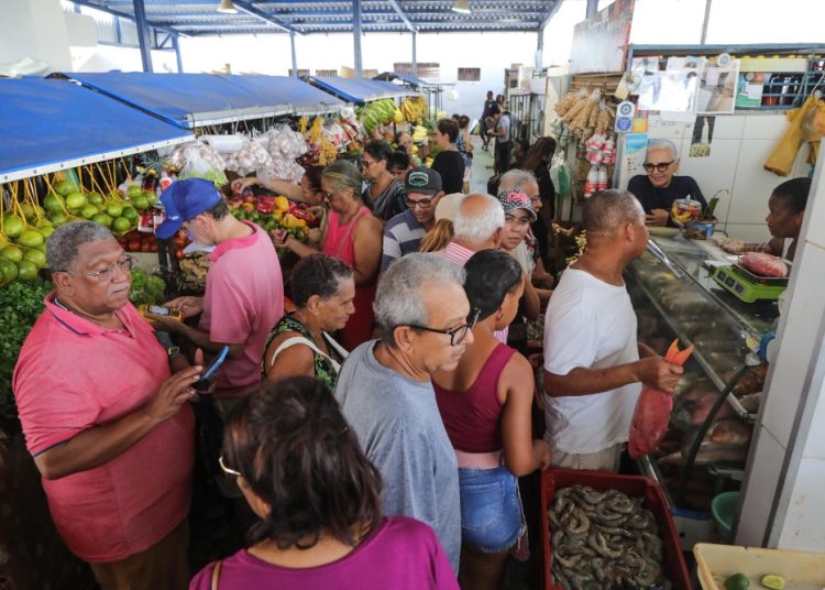 Vendas: Feirantes celebram movimento de clientes nas feiras e mercados municipais