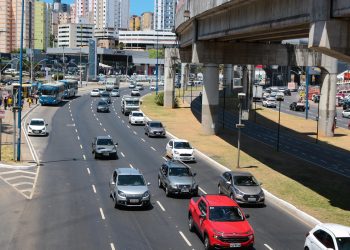 Proprietários de veículos com placas de finais 1 e 2 têm desconto de 8% no IPVA