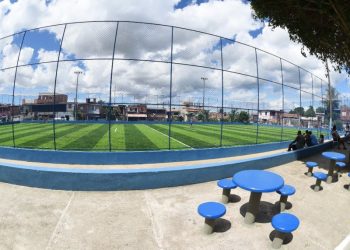 Bem-estar: Prefeitura inaugura campo com grama sintética no Rio Sena e chega a 36 entregues desde 2021