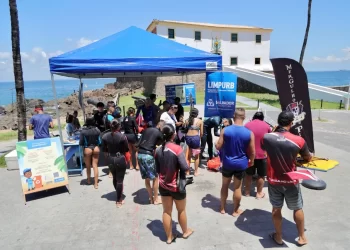 Limpurb realiza limpeza no mar e ações educativas no Porto da Barra