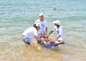 Banho de mar assistido possibilita inclusão para pessoas com deficiência em Salvador
