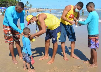 Identificação: Salvamar intensifica distribuição pulseiras para crianças no fim de semana