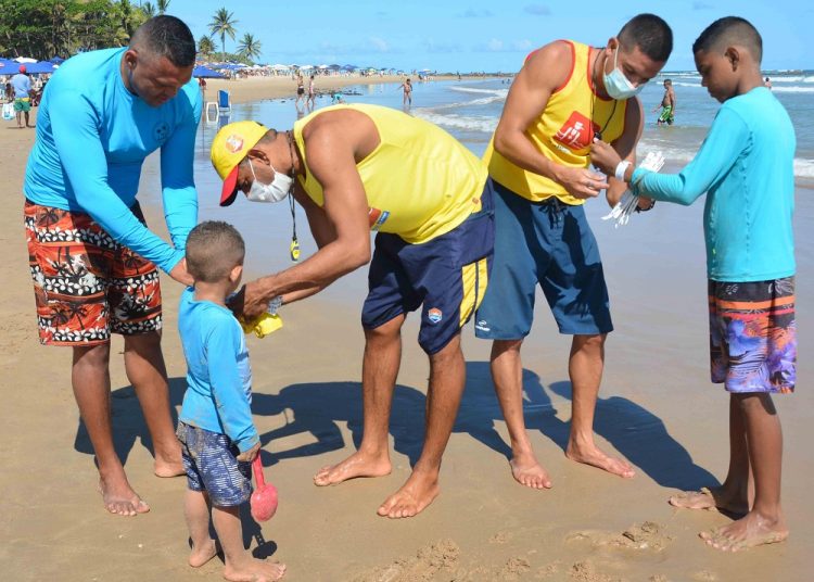 Identificação: Salvamar intensifica distribuição pulseiras para crianças no fim de semana