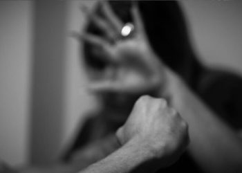 Projeto de Lei busca fechar as brechas que permitem a acusados de violência doméstica continuar recebendo pagamento