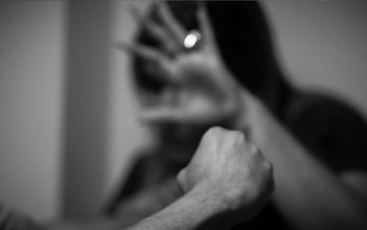 Projeto de Lei busca fechar as brechas que permitem a acusados de violência doméstica continuar recebendo pagamento