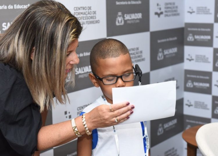 Acessibilidade: Prefeitura vai distribuir 100 óculos com tecnologia assistiva para rede de educação e Instituto de Cegos da Bahia