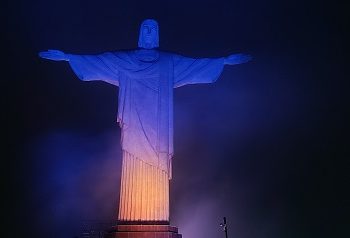 Centenário: Cristo Redentor ganhou iluminação especial em homenagem ao centenário do Fiocruz