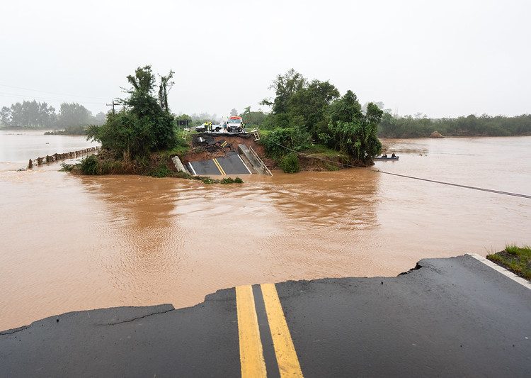Rio Grande do Sul: Projeto isenta do pagamento da conta de luz famílias atingidas por enchentes