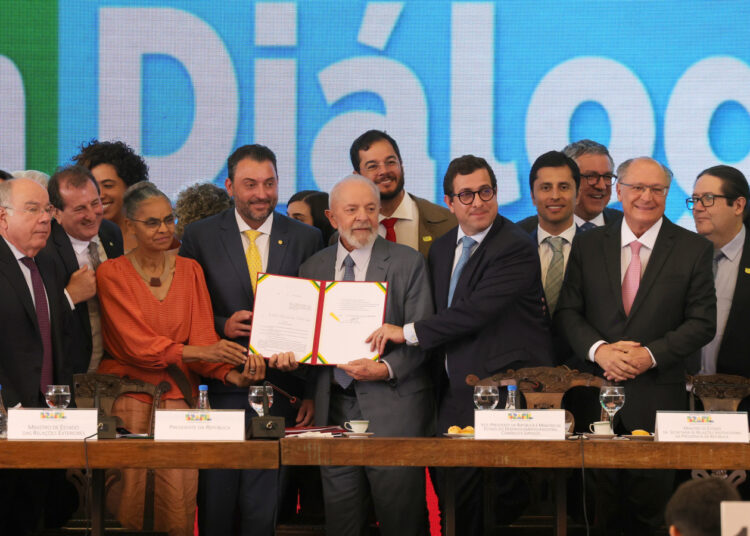 Compras internacionais: Lula sanciona taxação de 20% nas compras de até 50 dólares