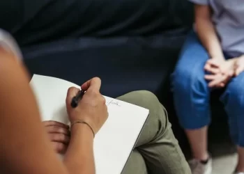 Cuidado ampliado: Comissão aprova atendimento psicossocial para parentes e amigos de vítima de suicídio