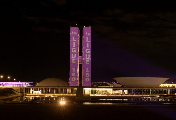 Feminicídio Zero: Congresso Nacional recebe projeções com mensagens de enfrentamento à violência contra mulheres