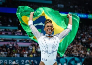 Você viu? Rebeca Andrade conquista sua terceira medalha em Paris ao ficar atrás apenas de Simone Biles no salto