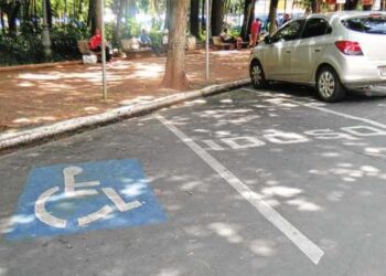 Urgente: Multa por estacionar em vaga reservada sem credencial pode ficar maior