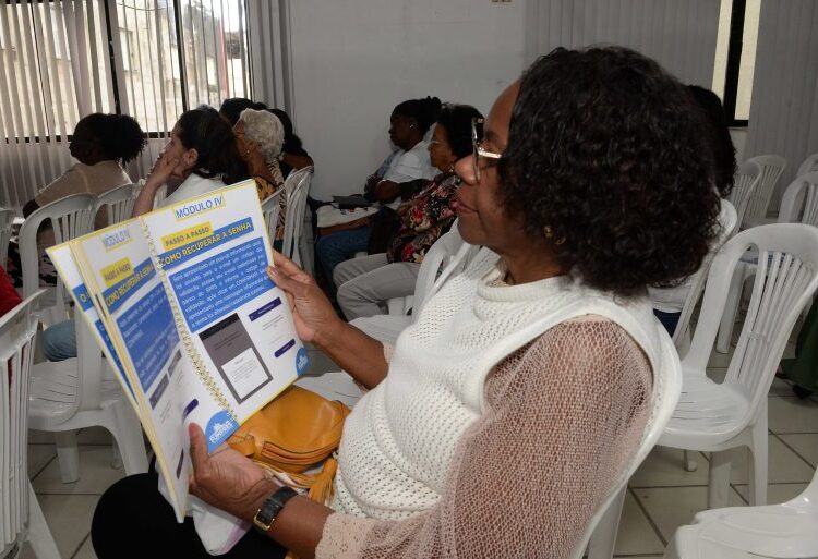 Inclusão digital: Projeto realiza oficinas para idosos sobre uso da tecnologia