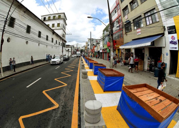 Limpeza urbana: Limpurb instala compacteiner na Avenida Joana Angélica