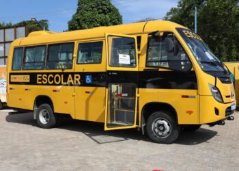 SEC: Estado entrega novos ônibus escolares em Monte Gordo e Arembepe, no município de Camaçari