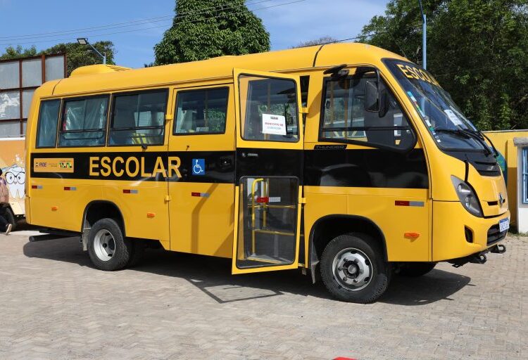 SEC: Estado entrega novos ônibus escolares em Monte Gordo e Arembepe, no município de Camaçari