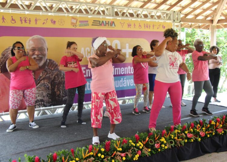 Pessoas idosas vivem manhã cultural no Parque de Pituaçu