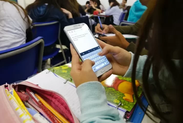 Guia para Uso Consciente de Telas por Crianças e Adolescentes está em elaboração pelo governo federal