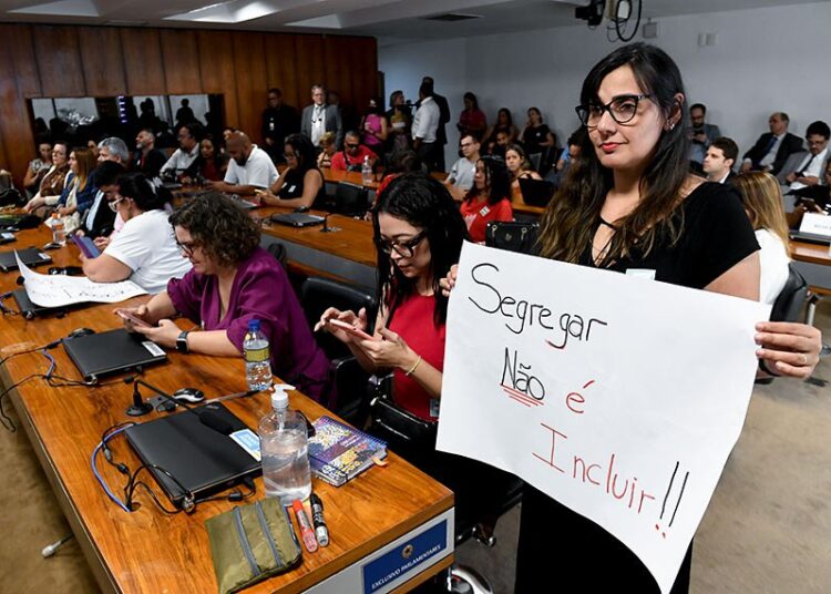 Inclusão e acessibilidade: Senadores debatem estratégias para alunos com deficiência