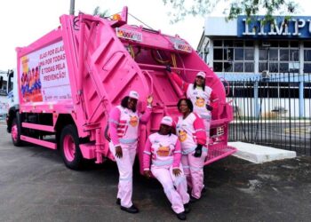 Limpurb entrega caminhões plotados em apoio ao Outubro Rosa