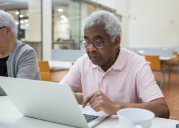 Políticas digitais: iniciativa visa ampliar o acesso a conteúdos e promover a cidadania digital de pessoas idosas