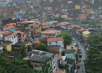 Sirenes da Defesa Civil alertam população em áreas de risco de Salvador