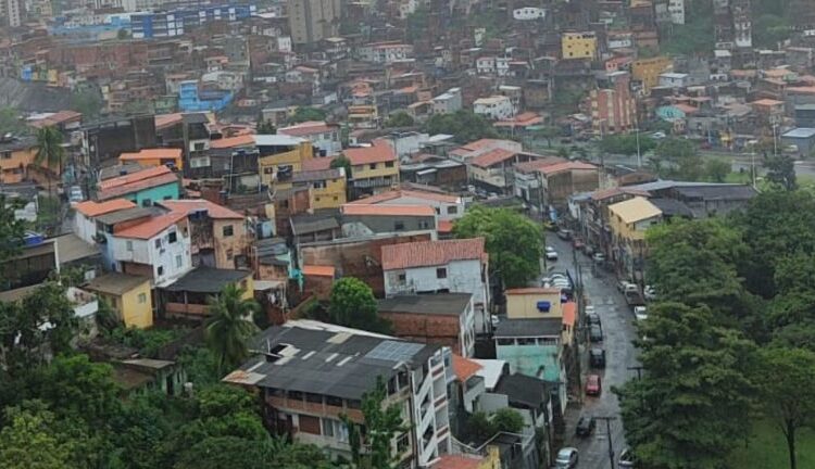Sirenes da Defesa Civil alertam população em áreas de risco de Salvador