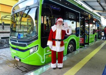 Prefeitura de Salvador realiza ação especial de Natal com Papai Noel no BRT